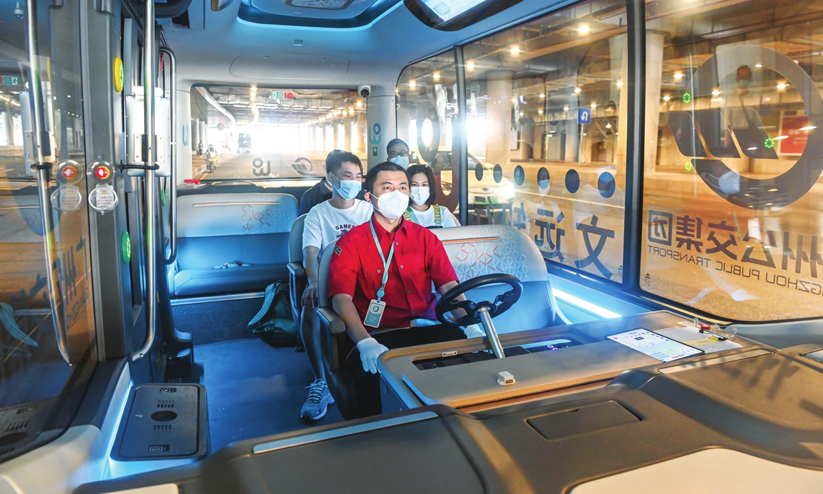 Passengers in an autonomous driving bus in Guangzhou Photo: VCG