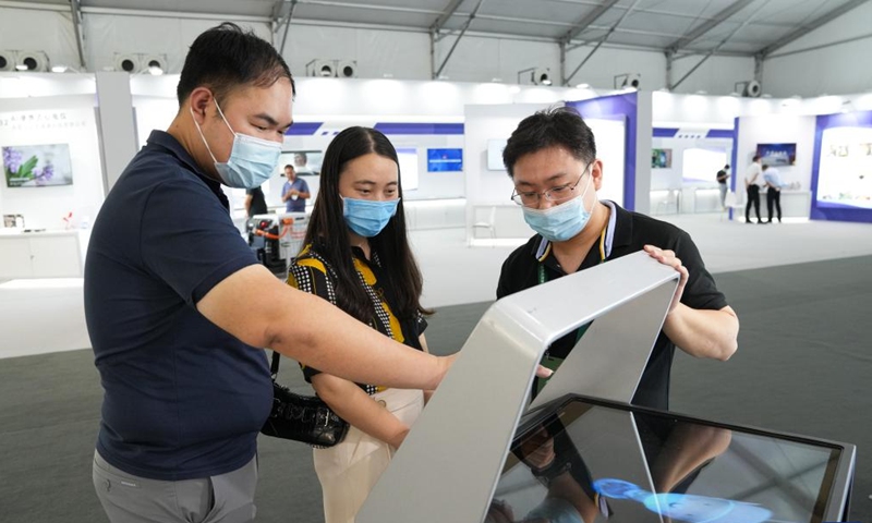 People experience holographic imaging technology at the main venue of 2022 national mass entrepreneurship and innovation week in Hefei, capital of east China's Anhui Province, Sept. 17, 2022.Photo:Xinhua