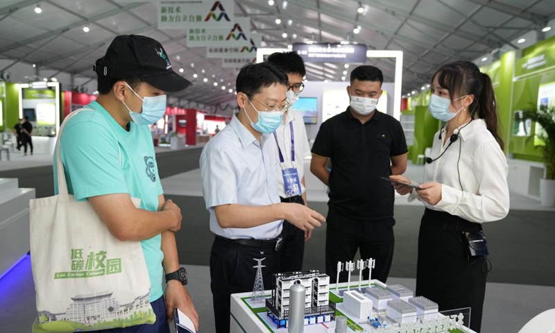 People learn about utilization of hydrogen energy at the main venue of 2022 national mass entrepreneurship and innovation week in Hefei, capital of east China's Anhui Province, Sept. 17, 2022.Photo:Xinhua