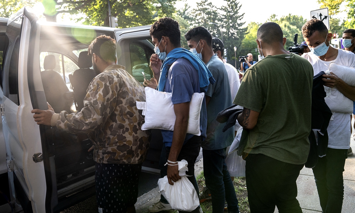 Migrantes da Venezuela, que embarcaram em um ônibus no Texas, esperam em 15 de setembro de 2022 para serem transportados para uma igreja local por voluntários depois de serem deixados do lado de fora da residência da vice-presidente dos EUA Kamala Harris, no Observatório Naval em Washington, DC.  Foto: AFP