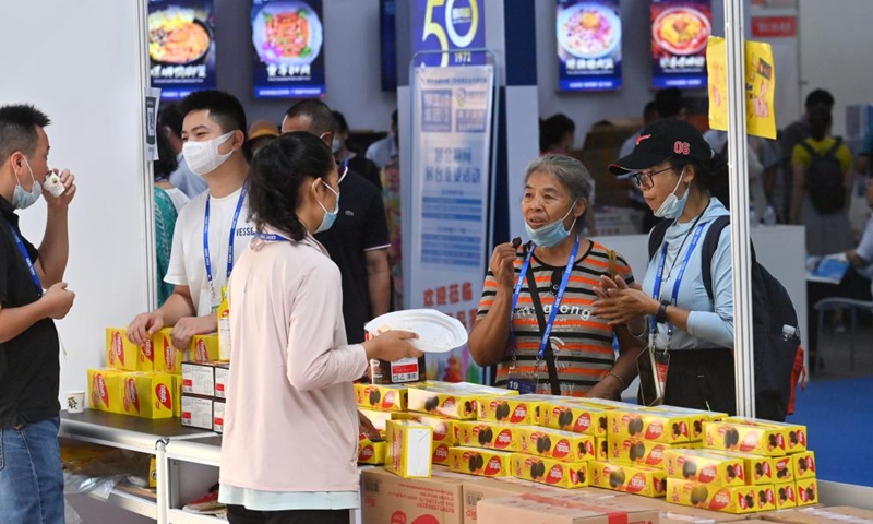 Visitors buy biscuits at the Indonesia pavilion during the 19th China-ASEAN Expo in Nanning, south China's Guangxi Zhuang Autonomous Region, Sept. 18, 2022.Photo:Xinhua