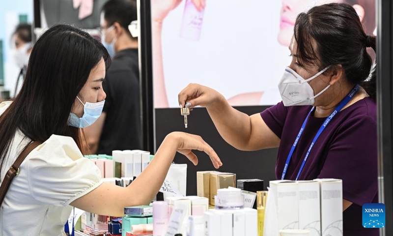 A visitor tries cosmetics at the South Korea pavilion during the 19th China-ASEAN Expo in Nanning, south China's Guangxi Zhuang Autonomous Region, Sept. 18, 2022.Photo:Xinhua