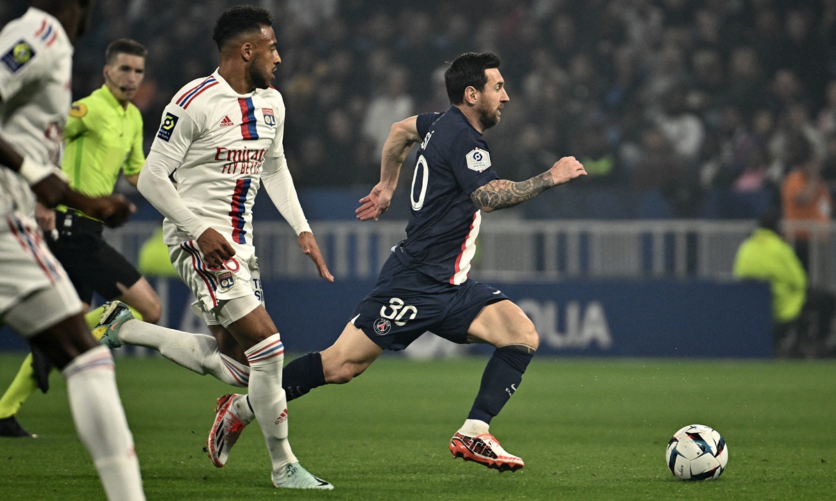 Paris Saint-Germain's Lionel Messi (first right) runs with the ball at The Groupama Stadium in Decines-Charpieu, France on September 18, 2022. Photo: AFP