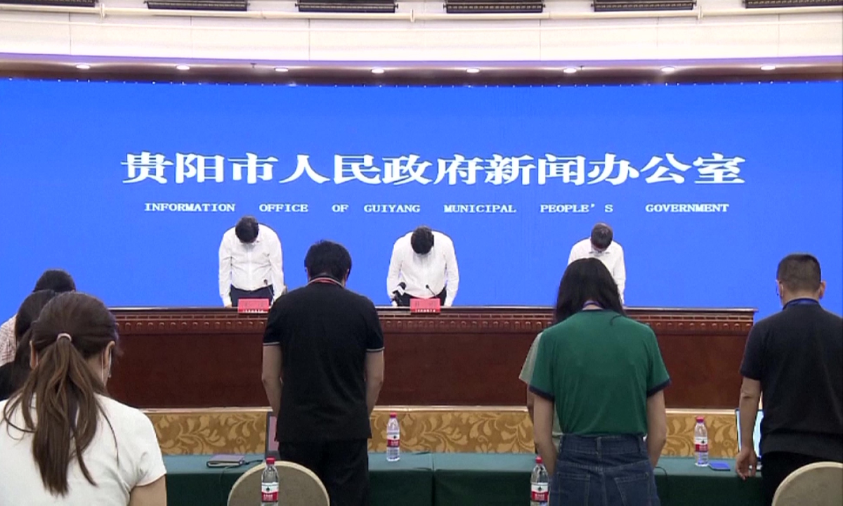 Participants pay silent tribute to the victims of a deadly crash of a COVID-19 quarantine transfer bus at a press conference held by the Information Office of the Guiyang Municipal People's Government on September 18, 2022. Photo: VCG