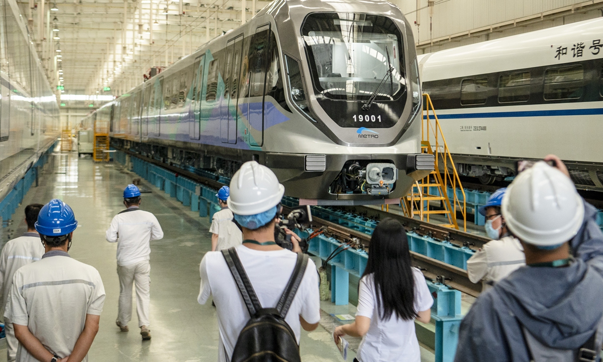 People look at a train that connects the two airports in Chengdu, Southwest China's Sichuan Province, on September 19, 2022, as it makes its debut. The train is 95.8 meters long, and it can carry a maximum of 1,416 people, at a maximum speed of 160 kilometers per hour. Photo: cnsphoto