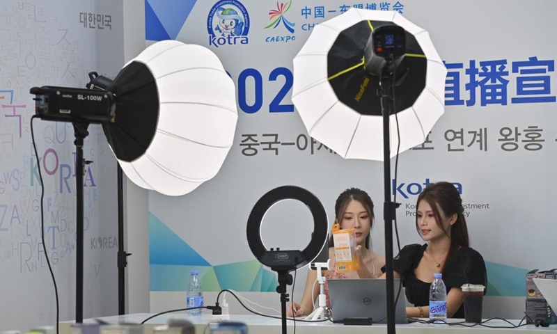 Live streamers show product in a broadcasting room at the South Korea pavilion during the 19th China-ASEAN Expo in Nanning, south China's Guangxi Zhuang Autonomous Region, Sept. 17, 2022.Photo:Xinhua