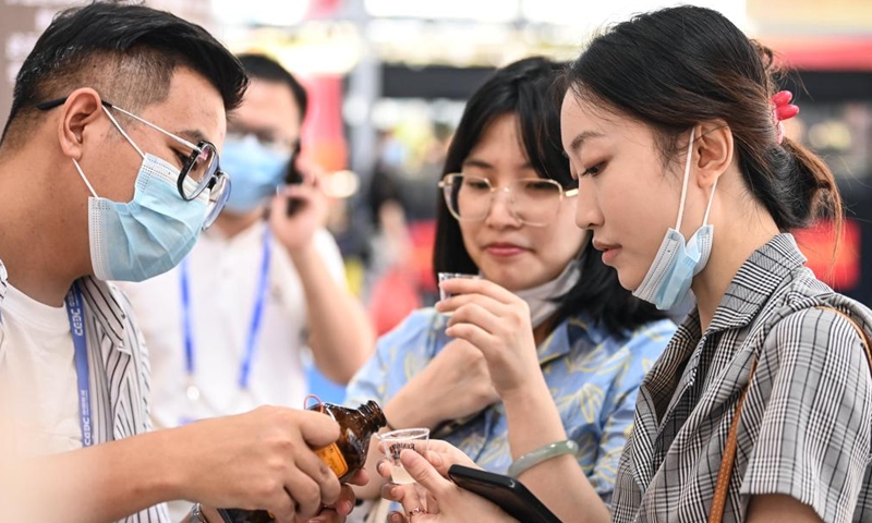 Visitors taste Japanese sake at the Japan pavilion during the 19th China-ASEAN Expo in Nanning, south China's Guangxi Zhuang Autonomous Region, Sept. 18, 2022.Photo:Xinhua