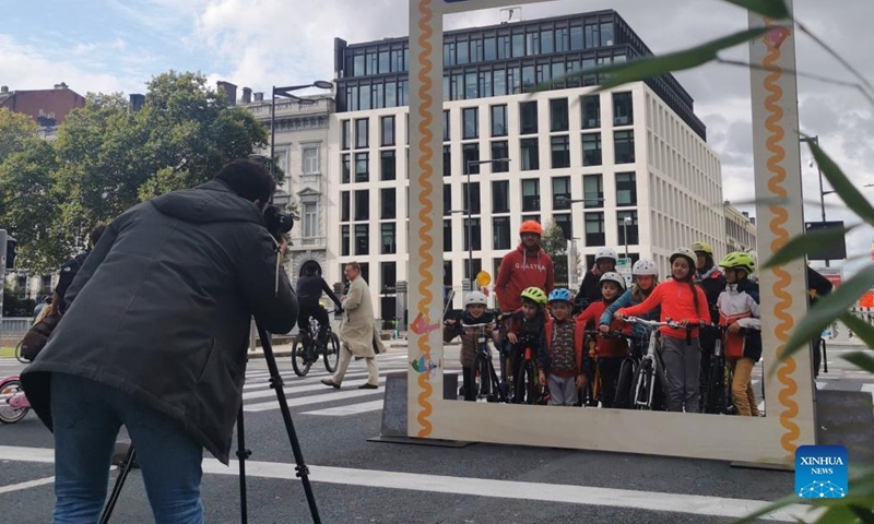 Cyclists pose for souvenir photos during the Car Free Sunday annual event in Brussels, Belgium, Sept. 18, 2022.Photo:Xinhua