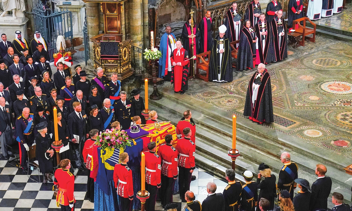 The coffin of Queen Elizabeth II is placed near the altar at the State Funeral held at Westminster Abbey, London, the UK, on September 19, 2022. Photo: VCG