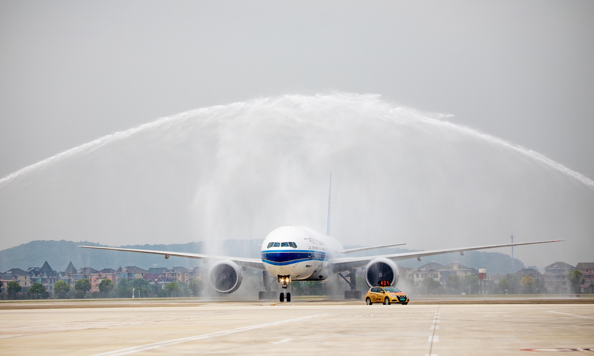 A flight is welcomed with a watergate ceremony at the Hangzhou Xiaoshan International Airport in Hangzhou, East China's Zhejiang Province on September 22, 2022. It's the first inbound flight to use phase III of the airport, which will serve the Asian Games Hangzhou 2022. Photo: VCG
