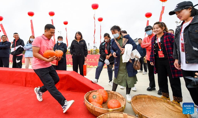 People take part in a game to celebrate the upcoming Chinese farmers' harvest festival in Hohhot, north China's Inner Mongolia Autonomous Region, Sept. 19, 2022. Initiated in 2018, the Chinese farmers' harvest festival coincides with the autumnal equinox each year, which is one of the 24 solar terms of the Chinese lunar calendar and usually falls between Sept. 22 and 24 during the country's agricultural harvest season.(Photo: Xinhua)