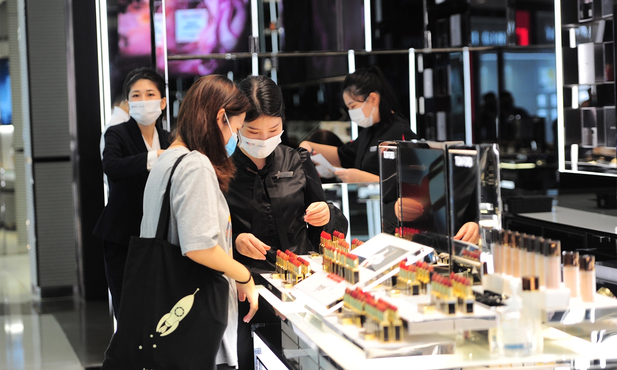 Customers shop at a duty-free shop in Sanya, South China's Hainan Province, on September 21, 2022. All 10 duty-free shops in Hainan, which were closed in early August due to COVID-19, resumed operations as of September 21. Businesses are looking for a rebound. Photo: VCG