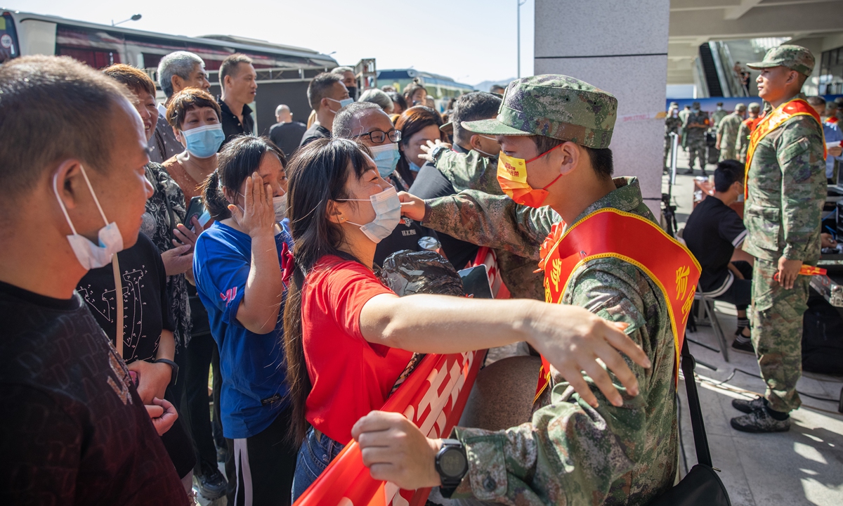 A new recruit hugs his family members goodbye in Taizhou, East China's Zhejiang Province before setting off for the barracks on September 20, 2022. The first batch of more than 800 recruits in the autumn of 2022 started their glorious military careers. Photo: VCG