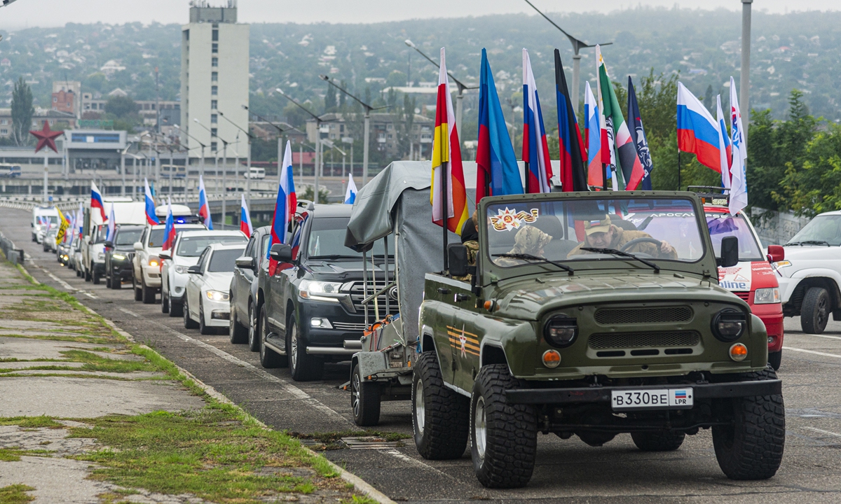 Il 23 settembre 2022 si svolge a Luhansk, in Ucraina, un raduno automobilistico per un referendum locale per l'adesione alla Federazione Russa.  I referendum di Donetsk, Luhansk, Kherson e Zaporizhzhia dureranno fino al 27 settembre. Foto: IC