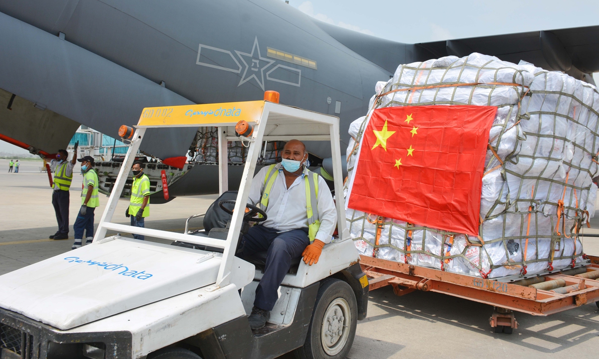 Workers transport humanitarian supplies of Chinese aid for flood relief in the Pakistani city of Karachi on August 30, 2o22. Photo: Xinhua
