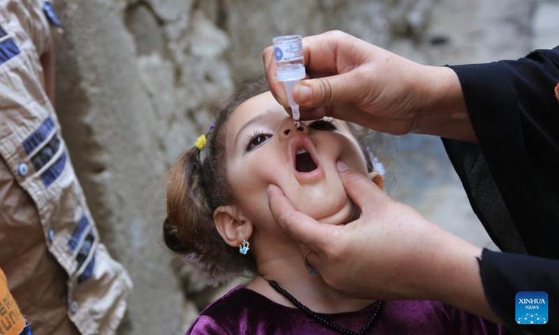A health worker gives a dose of the polio vaccine to a child during a vaccination campaign against polio in Kabul, Afghanistan, on Sept. 19, 2022.(Photo: Xinhua)