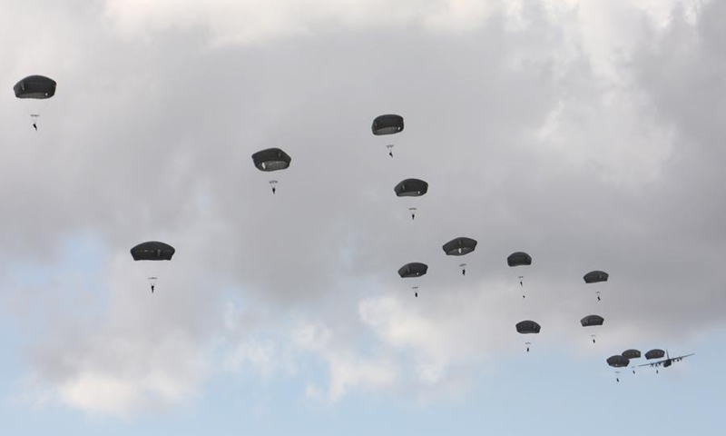 Soldiers from the Israeli Defense forces's Paratroopers Brigade take part in a military exercise near the Palmachim air force base next to the central Israeli city of Rishon LeZion, on Sept. 21, 2022.(Photo: Xinhua)