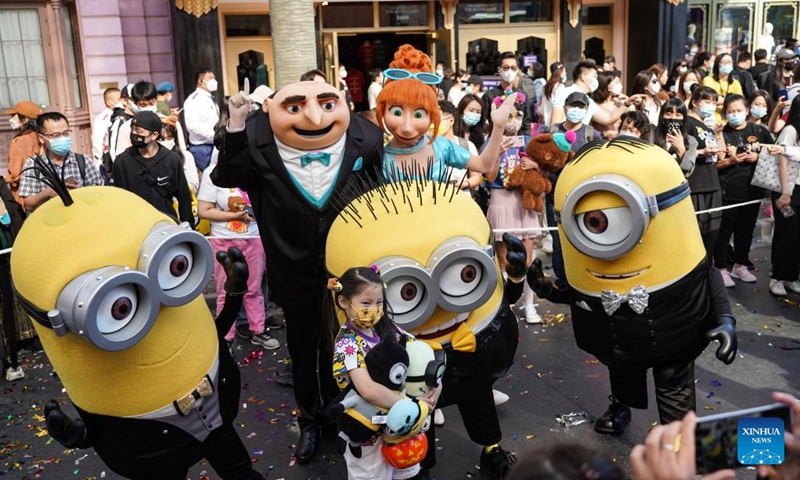 A child poses for photos at the Universal Beijing Resort in Beijing, capital of China, Sept. 20, 2022. The Universal Beijing Resort celebrated the one year anniversary of its opening to the public on Tuesday.(Photo: Xinhua)