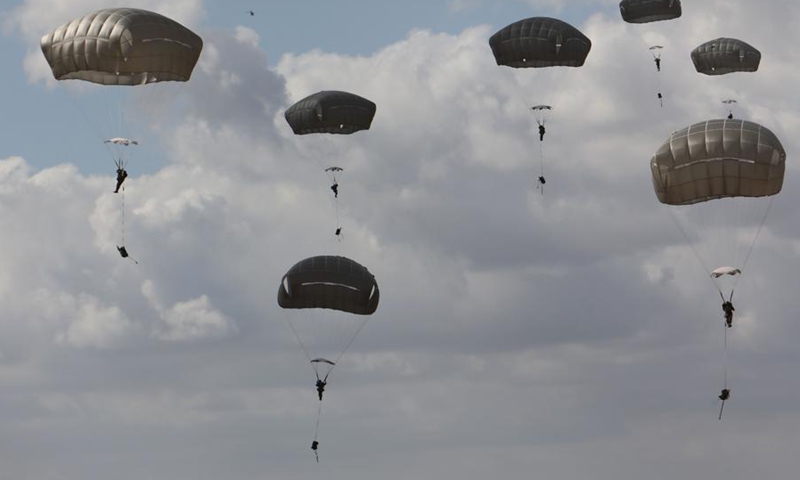Soldiers from the Israeli Defense forces's Paratroopers Brigade take part in a military exercise near the Palmachim air force base next to the central Israeli city of Rishon LeZion, on Sept. 21, 2022.(Photo: Xinhua)