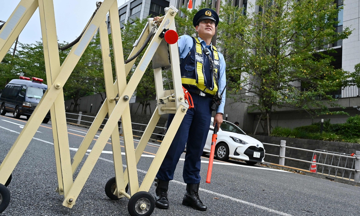 Police stand guard at the street leading to the prime minister's official residence in Tokyo on September 21, 2022. A man set himself on fire near the Japanese prime minister's office on September 21 after expressing opposition to a state funeral for assassinated ex-premier Shinzo Abe, local media said. Photo: VCG