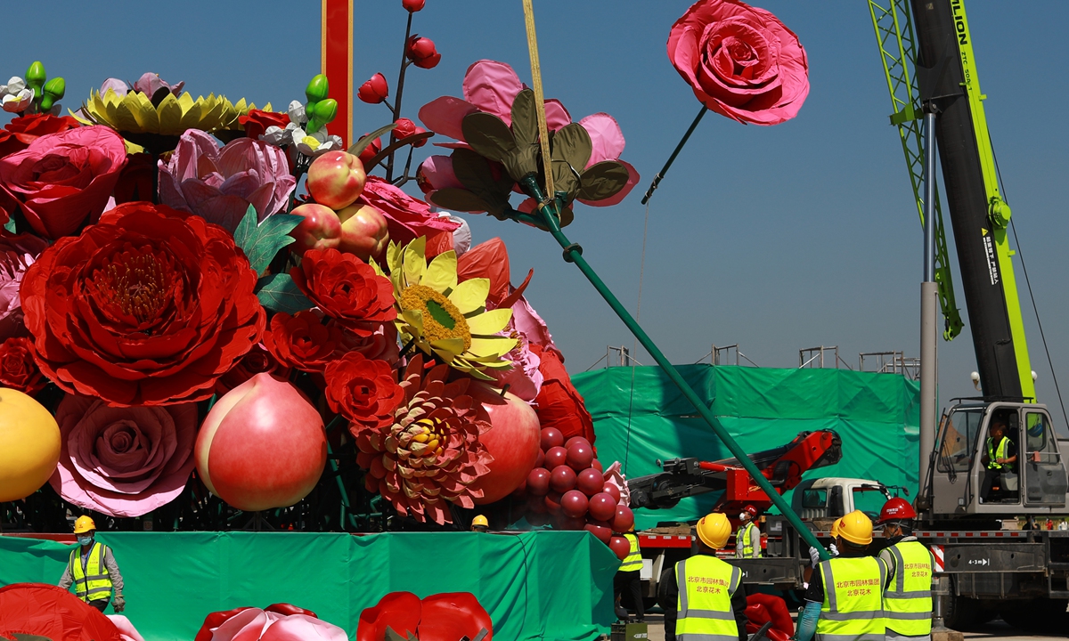 Workers set up a huge flower basket at Tian'anmen Square in Beijing, on September 21, 2022 to welcome the National Day, which falls on October 1. Photo: VCG