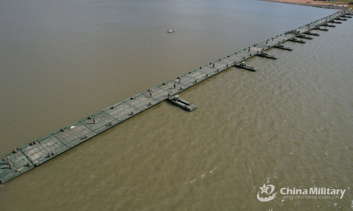 Soldiers assigned to a brigade under the PLA 78th Group Army build up a pontoon bridge across a river during an integrated support exercise on September 7, 2022. Photo: China Military