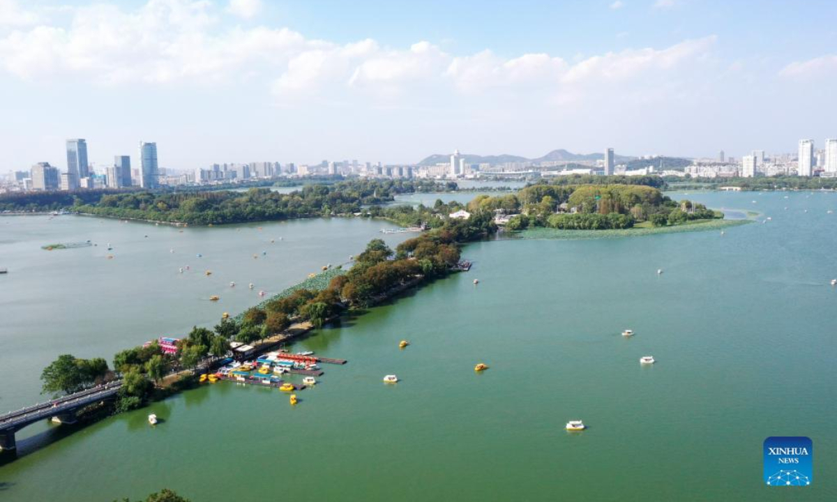 Aerial photo taken on Oct. 3, 2022 shows tourists taking boats at the Xuanwu Lake Park in Nanjing, east China's Jiangsu Province. (Photo by Yang Suping/Xinhua)