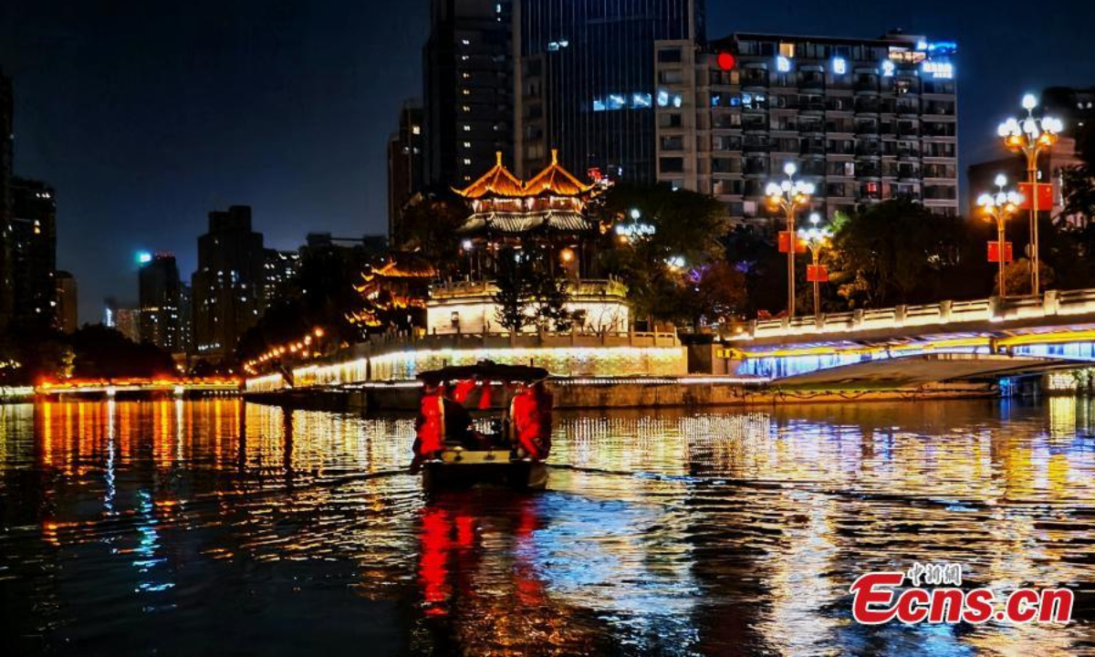 A sightseeing boat sails on Jinjiang River in Chengdu, a travel hub in southwest China's Sichuan Province, Sep 28, 2022. Photo: China News Service
