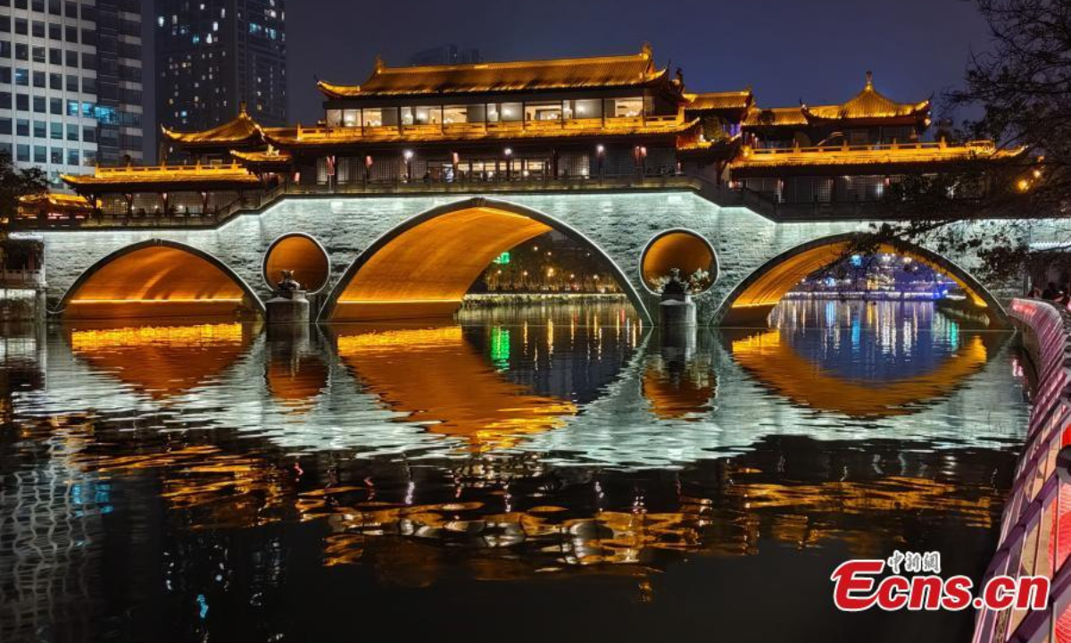 Night view of Anshun bridge, a famous historic bridge and landmark along the Jinjiang River in Chengdu, a travel hub in southwest China's Sichuan Province, Sep 28, 2022. Photo: China News Service