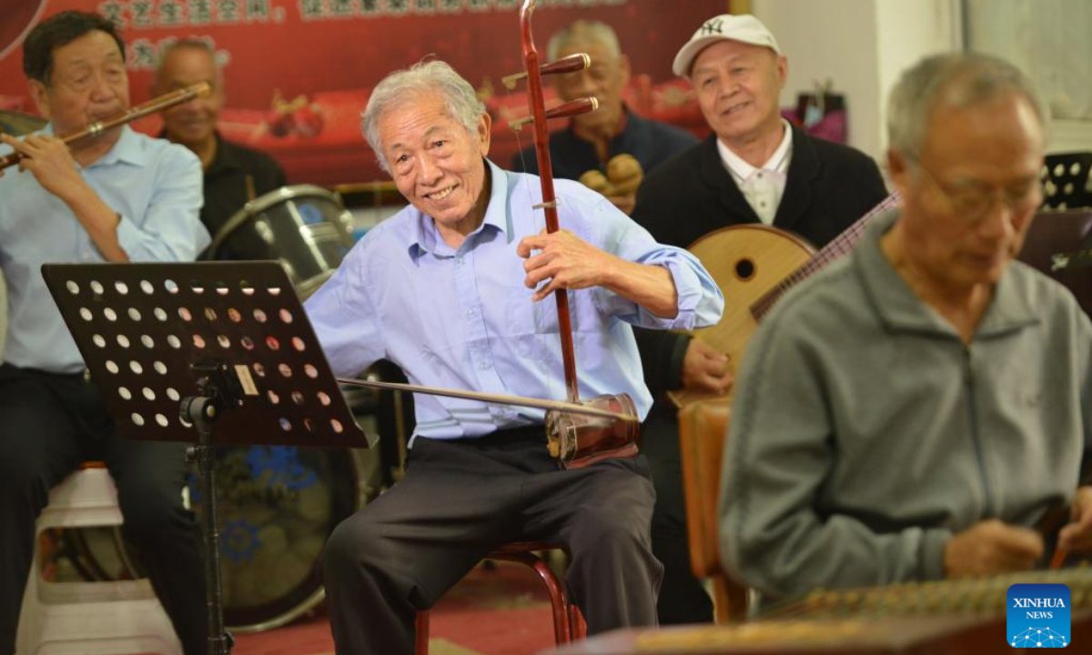 Liu Mingfei (C), 80, plays Erhu, a Chinese musical instrument, in a band in Luancheng District of Shijiazhuang, north China's Hebei Province, Oct. 2, 2022. Chinese elderly enjoy retired life as they indulge in their hobbies. (Photo by Yan Zhiguo/Xinhua)