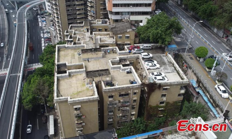 2022年9月27日，汽车停在重庆一栋10层住宅楼的屋顶。（照片：中新社/肖江川）