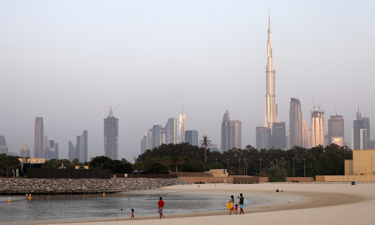 Des gens se rassemblent sur une plage de l'émirat du golfe de Dubaï, aux Émirats arabes unis, le 15 septembre 2022. Photo : AFP