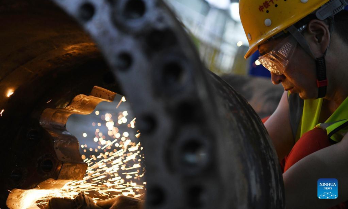 A staff member works at the construction site of a tunnel across the Yangtze River in Wuhu, east China's Anhui Province, Oct. 3, 2022. (Xinhua/Zhang Duan)
