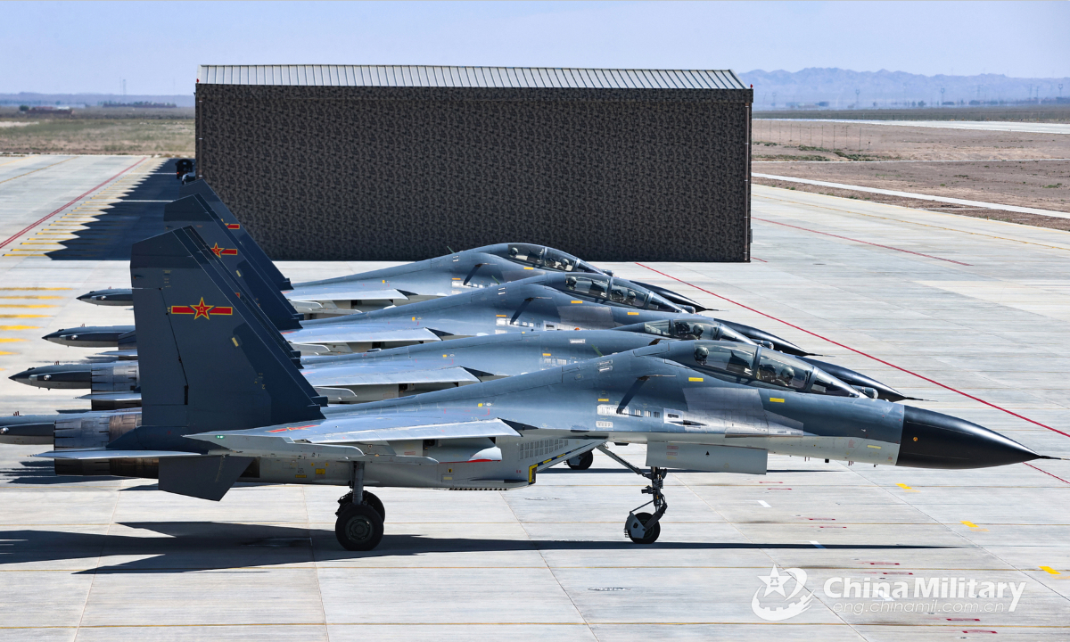 Fighter jets attached to an aviation brigade of the PLA Air Force sit abreast on the flightline prior to a flight training exercise on September 24, 2022. Photo: China Military