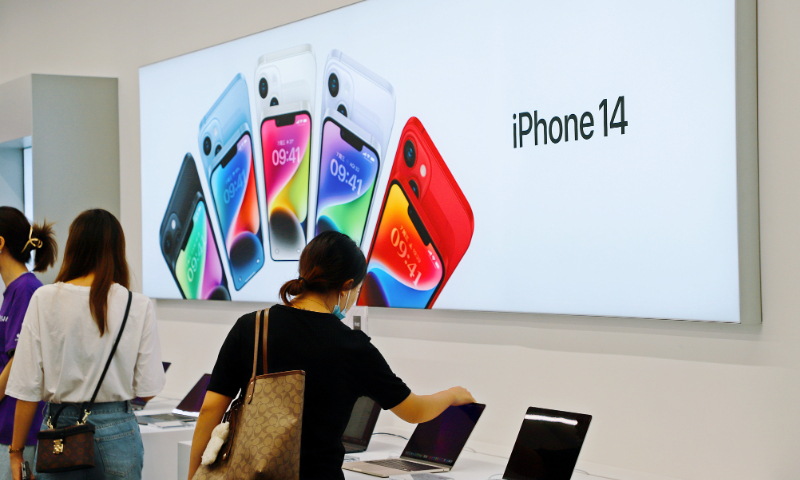 The photo taken on September 18, 2022 shows customers at an Apple store in Yichang, Hubei Province. Photo: VCG