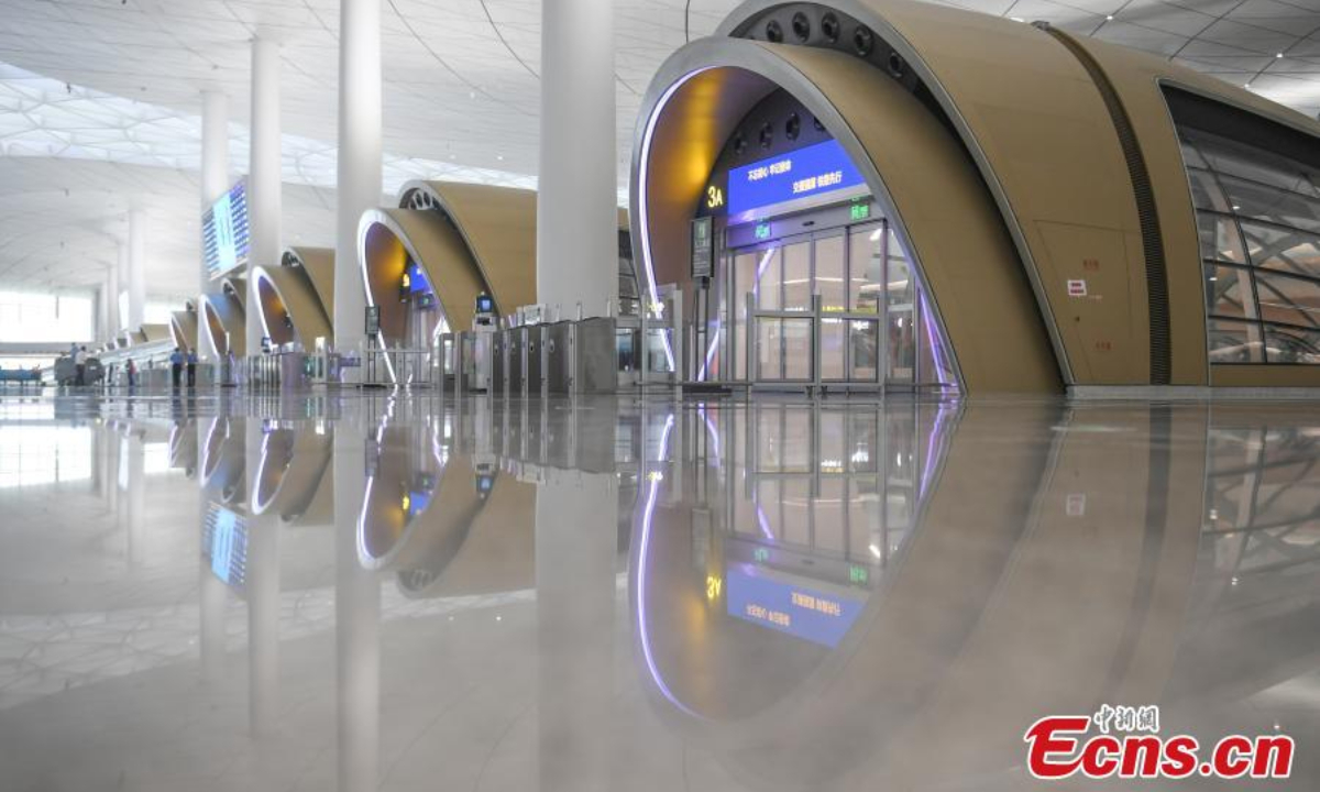 图为2022年9月22日，中国东部浙江省杭州西站候车大厅。图片来源：中新社