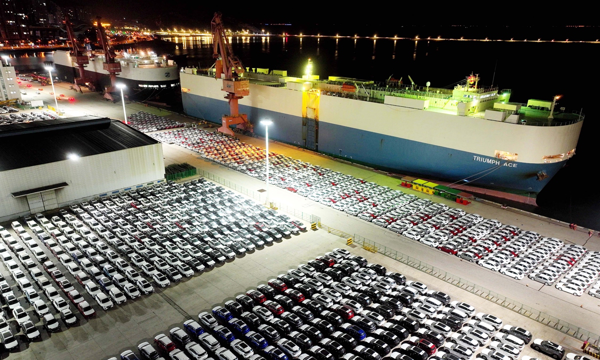 Cars wait to be loaded onto ships for overseas markets at a terminal of the Lianyungang Port in East China's Jiangsu Province on September 22, 2022. As China's auto exports climb, local port authorities have opened a 24-hour green channel to facilitate exports. Photo: CFP