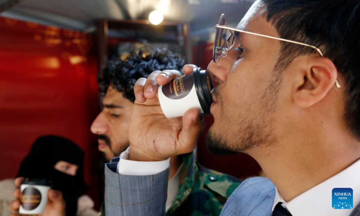 A visitor tastes coffee at a booth during a coffee festival in Sanaa, Yemen, on Sep 29, 2022. The coffee festival was held in Sanaa on Thursday to promote Yemeni coffee. Photo:Xinhua