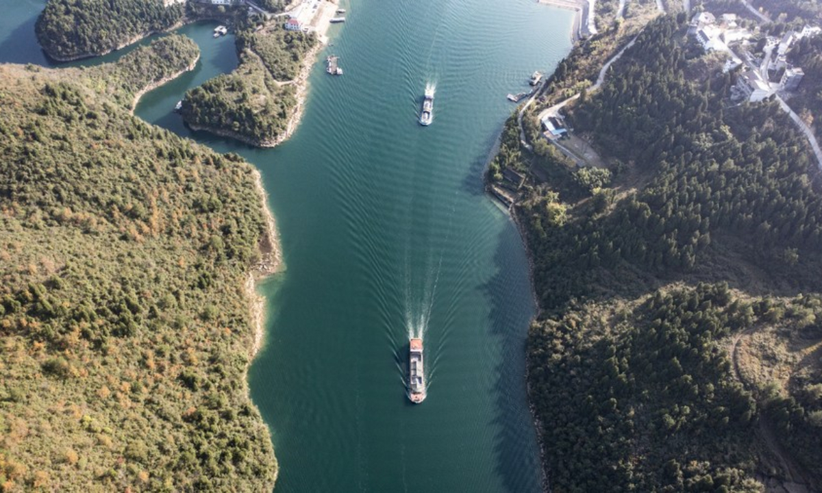 Aerial photo taken on Nov. 18, 2021 shows cargo ships loaded with phosphate ore sailing on the Wujiang River in southwest China's Guizhou Province. Photo:Xinhua