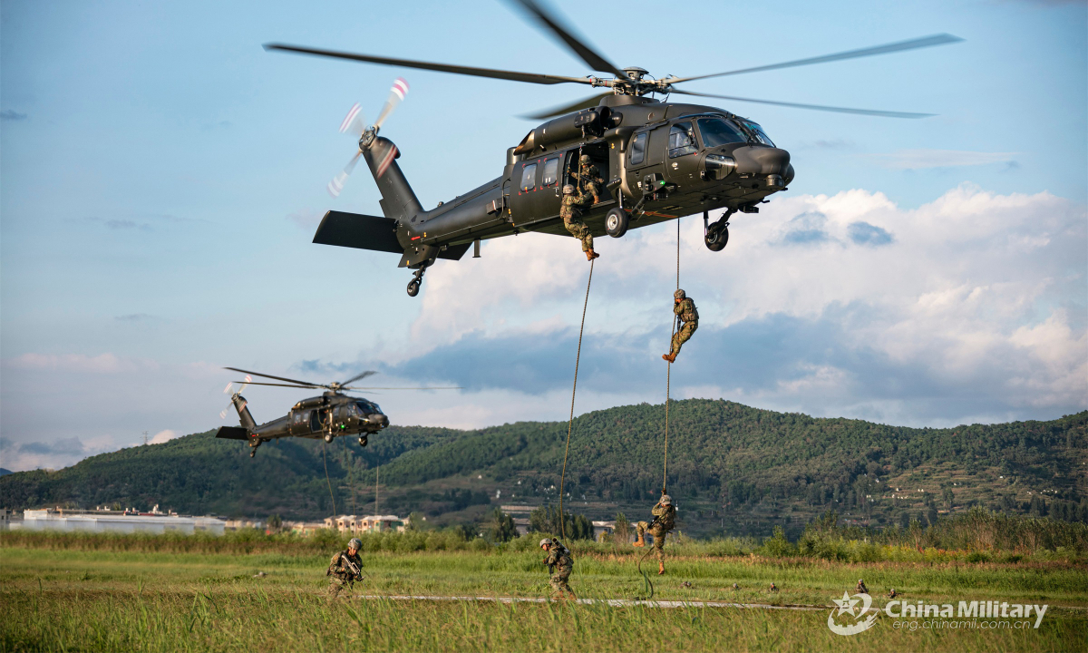 Commandos assigned to a brigade with the army under the PLA Southern Theater Command fast-rope from helicopters during a training exercise in mid-September, 2022. Photo:China Military