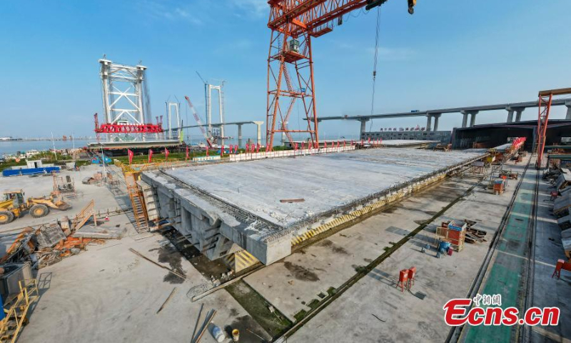 The 155th box girder is loaded to the crane