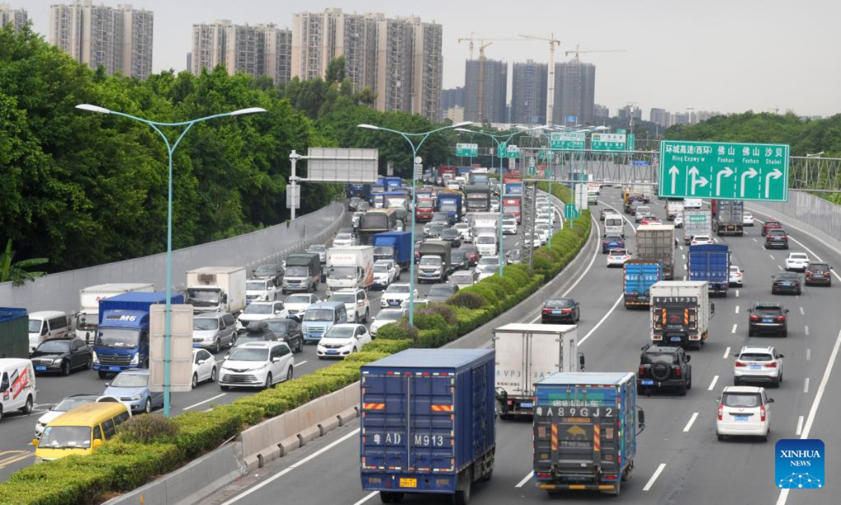 Vehicles move on the Ring Expressway in Guangzhou, capital city of south China's Guangdong Province, Oct 1, 2022. The passenger flow increases across the country as Saturday marks the first day of the National Day holiday.Photo:Xinhua