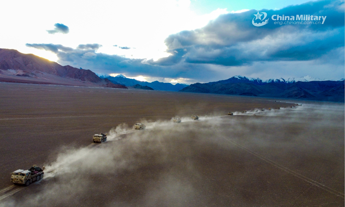 Truck-mounted artillery systems attached to a regiment under the PLA Xinjiang Military Command rumble towards designated area during a comprehensive live-fire training exercise in recent days. (eng.chinamil.com.cn/Photo by Chen Ming, Yang Yingbao, Chen Xi)