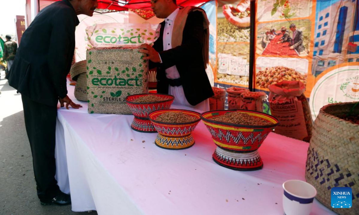 A visitor buys coffee beans at a booth during a coffee festival in Sanaa, Yemen, on Sep 29, 2022. The coffee festival was held in Sanaa on Thursday to promote Yemeni coffee. Photo:Xinhua