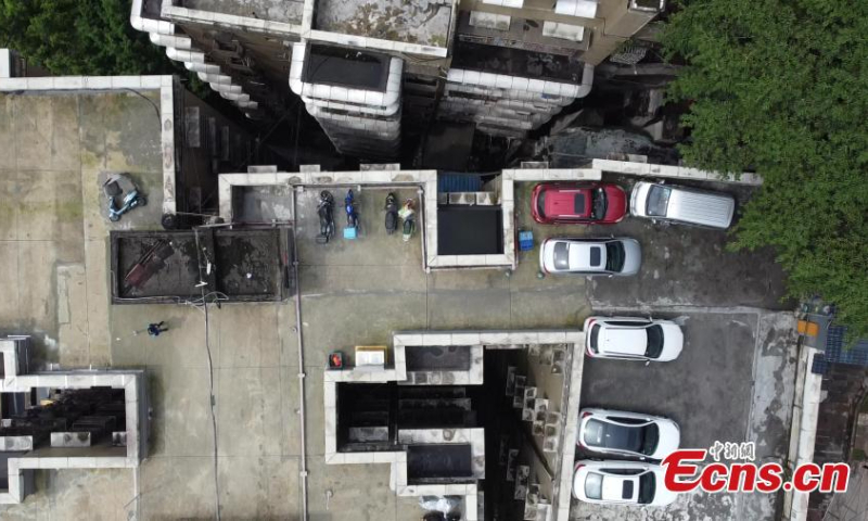 Cars are parked at a 10-story residential building's rooftop in Chongqing, Sept. 27, 2022. (Photo: China News Service/Xiao Jiangchuan)