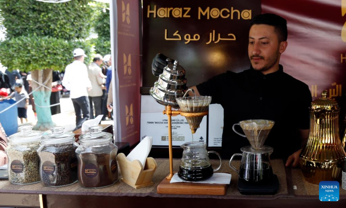 A man prepares coffee for visitors at a booth during a coffee festival in Sanaa, Yemen, on Sep 29, 2022. The coffee festival was held in Sanaa on Thursday to promote Yemeni coffee. Photo:Xinhua