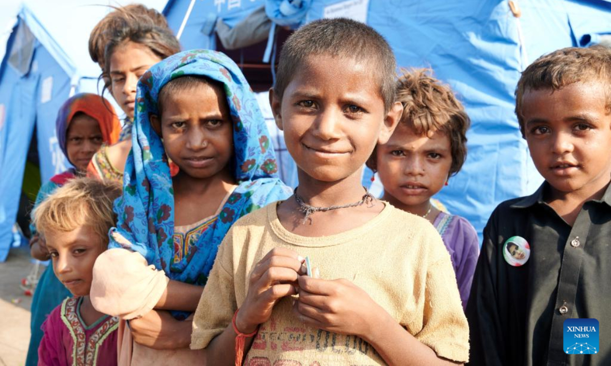 Flood-affected children are seen at a makeshift shelter built with tents donated by China in flood relief aid, in Matli town of Badin District in southern Pakistan's Sindh province, Sep 29, 2022. Photo:Xinhua