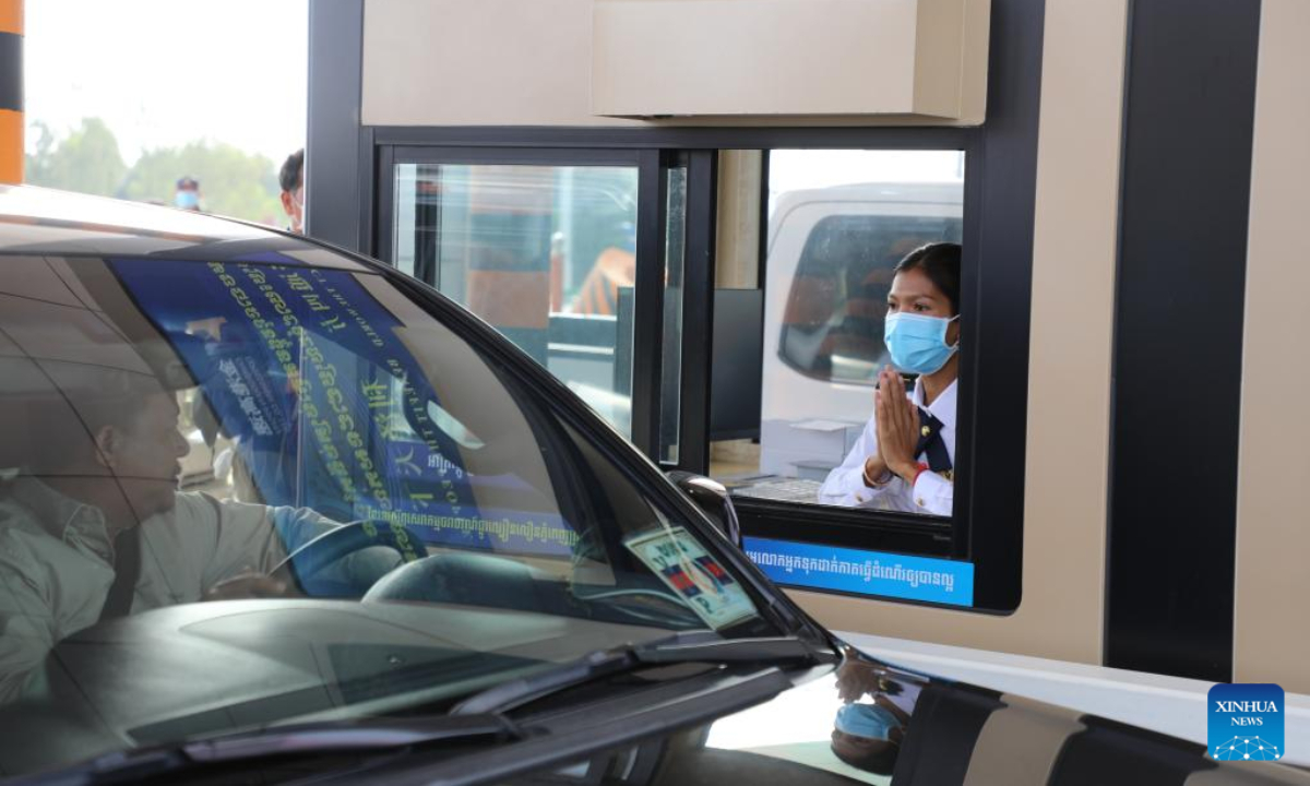 A staff member greets a driver at a toll station on the Phnom Penh-Sihanoukville Expressway in Phnom Penh, Cambodia, Oct 1, 2022. Photo:Xinhua