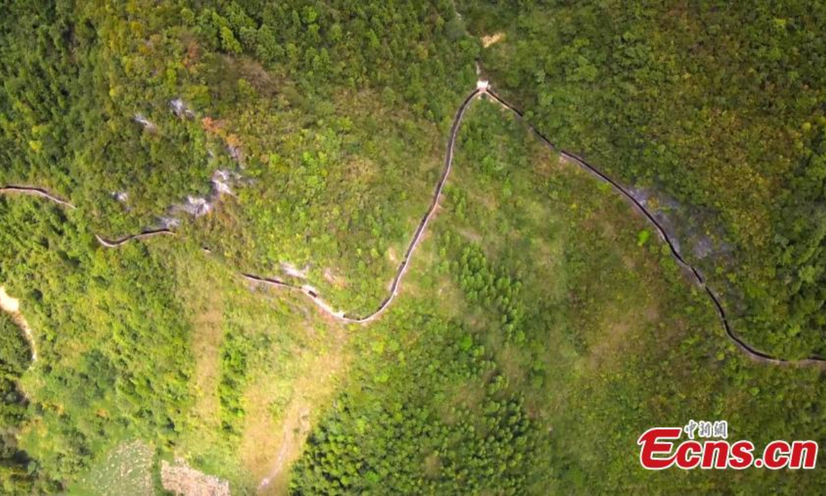 Photo shows an artificial canal built along a cliff in Huanghe town in Chongqing, Sept. 20, 2022. The 15-kilometer-long canal was constructed at an elevation of about 1,000 meters along the cliff in the 1970s. Photo: China News Service