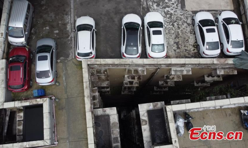 Cars are parked at a 10-story residential building's rooftop in Chongqing, Sept. 27, 2022. (Photo: China News Service/Xiao Jiangchuan)